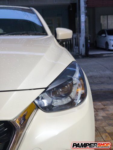 Mazda 2 skyactive สีขาว