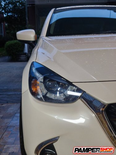 Mazda 2 skyactive สีขาว