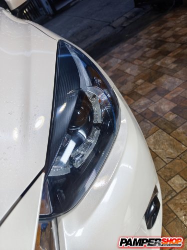 Mazda 2 skyactive สีขาว