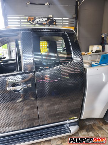Isuzu Dmax  หุ้มสิต๊กเกอร์เคฟล่า F1 ประตูหน้า+แคป สวยๆ ไปเลย (PET เงามาก)