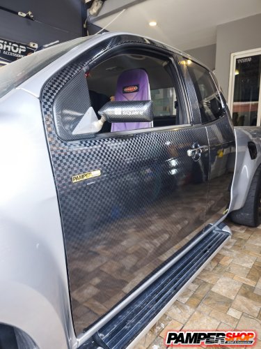 Isuzu Dmax  หุ้มสิต๊กเกอร์เคฟล่า F1 ประตูหน้า+แคป สวยๆ ไปเลย (PET เงามาก)